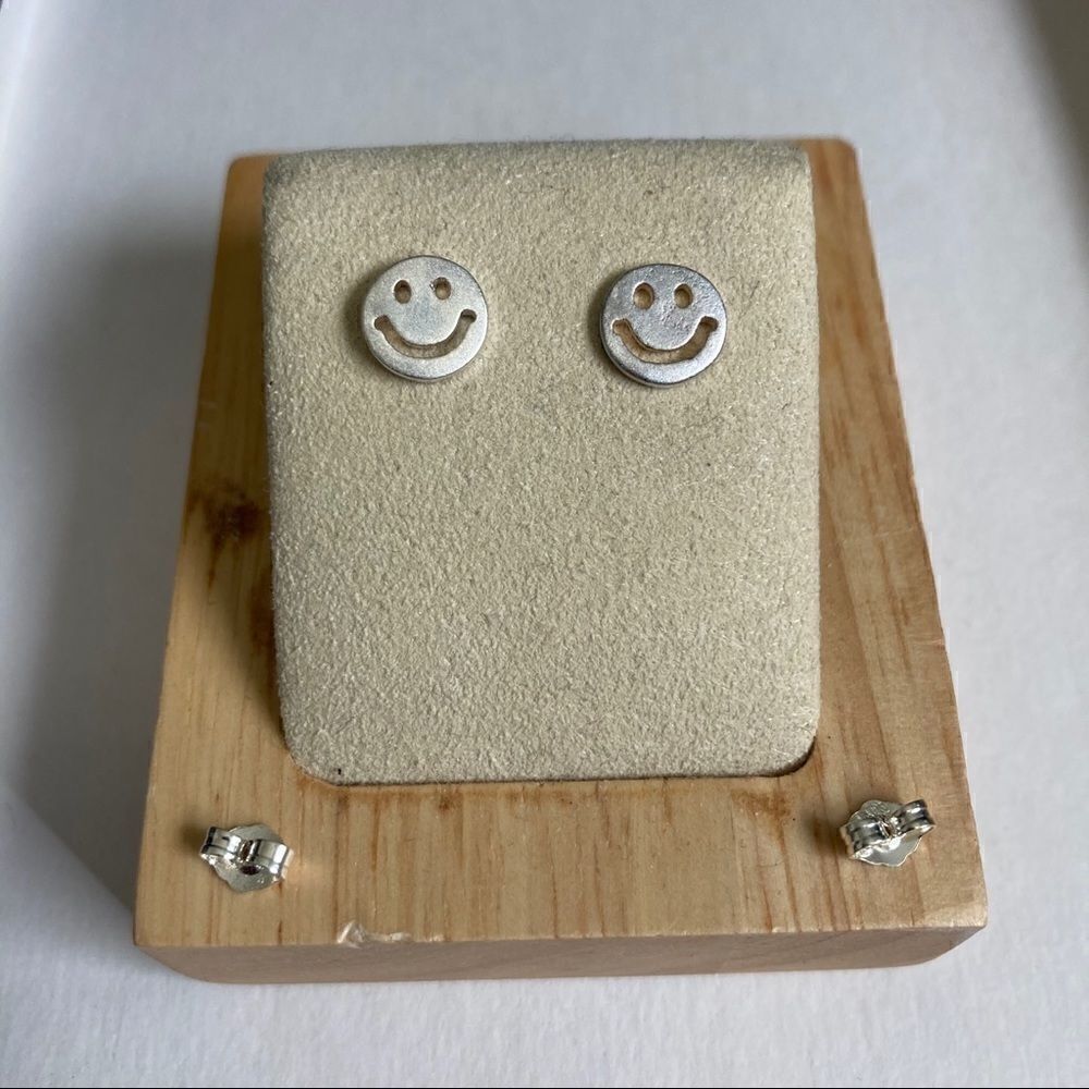 𝅺!!LAST PAIR!! Sterling Silver Smile Emoji Earrings - Picture 2 of 7